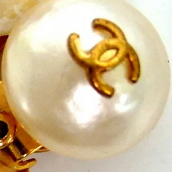 AUTHENTIC CHANEL 93P FAKE PEARLE CC EARRING - Picture 8 of 9